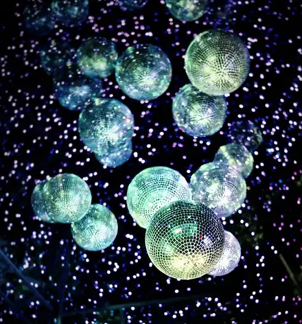 DIE Freundinnen Party Diskokugeln und Glitter vor einem schwarzen Hintergrund.