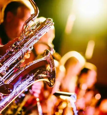 Soundtrain Nahaufnahme eines Saxophonspielers in einer Bigband