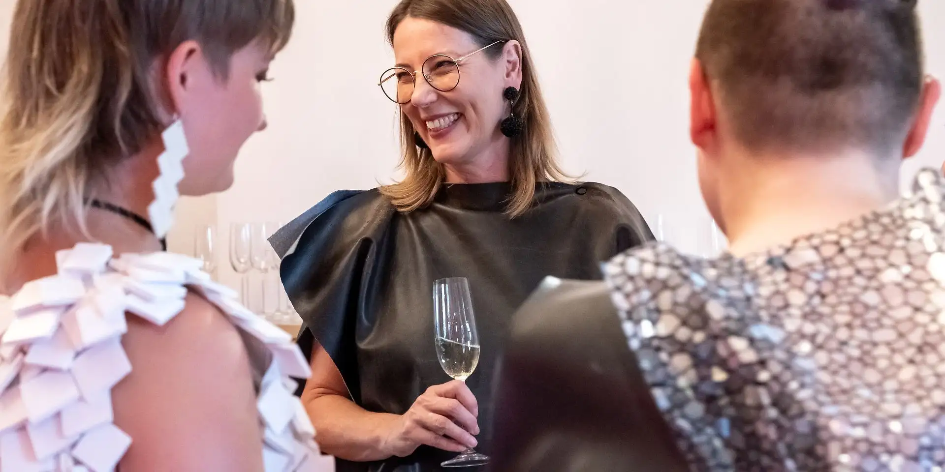 Kuratorin Claudia Rasztar bei einer Ausstellungseröffnung im Schloss.