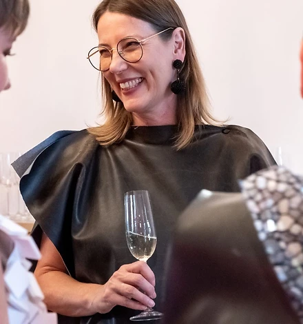 Ausstellungseröffnung Kuratorin Claudia Rasztar bei einer Ausstellungseröffnung im Schloss.