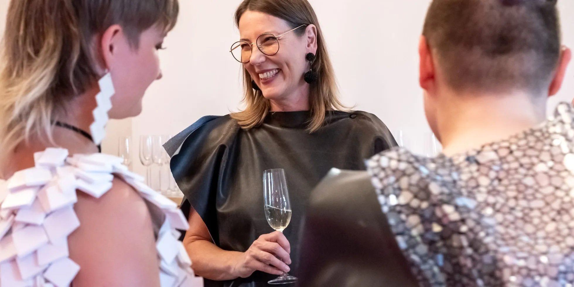 Kuratorin Claudia Rasztar bei einer Ausstellungseröffnung im Schloss.