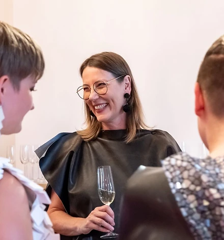 Ausstellungseröffnung Kuratorin Claudia Rasztar bei einer Ausstellungseröffnung im Schloss.