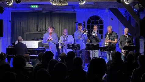 Jazzkonzert im blau ausgeleuchteten Pferdestall