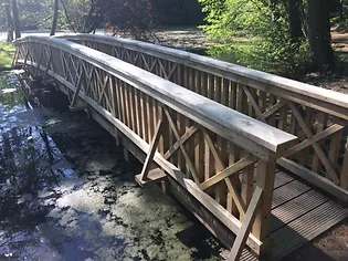 Die große Brücke im Schlosspark.
