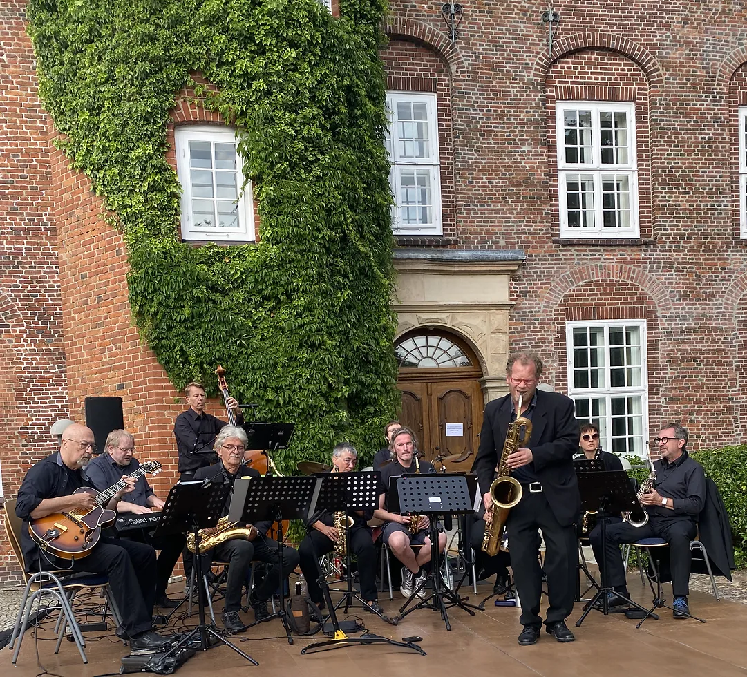 Foto der Bigband vor der Schlossfront