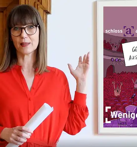 Art & Aperitif - Kunstgespräch nach Feierabend Claudia Rasztar zeigt auf das gerahmte Plakat der Karikaturenausstellung.