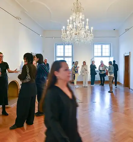 Ausstellungseröffnung Gäste bei einer Ausstellungseröffnung