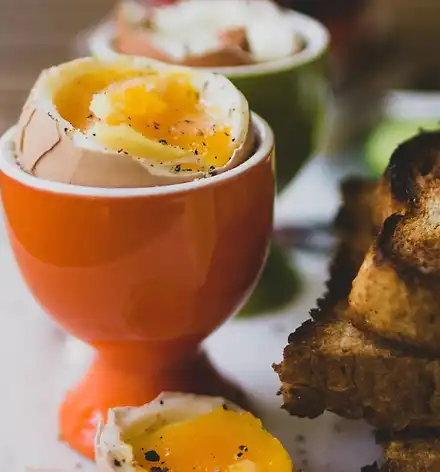 Frühstück mit Freunden Ei im Eierbecher und Toast