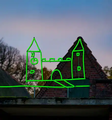 Kunstspaziergang im Park Neon-Skulptur in Form einer Schlosszeichnung