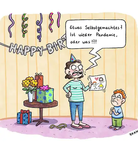 Karikatur: Eine Frau hält eine Kinderzeichnung in der Hand und spricht zu einem bedrückt aussehenden Kind. Im Hintergrund ist ein Banner mit dem Schriftzug 