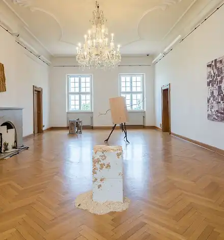 Herrschaftssaal mit Kunstwerken und Kronleuchter