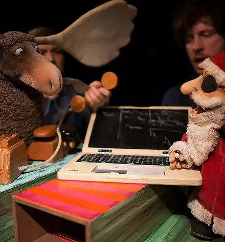 Eine Elch- und Weihnachtsmann-Puppe