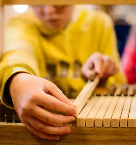 Orgelbau für Jugendliche und Erwachsene Ein Junge baut eine Orgel.