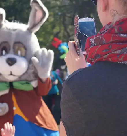 Große Ostereiersuche Der Osterhase beim Fototermin