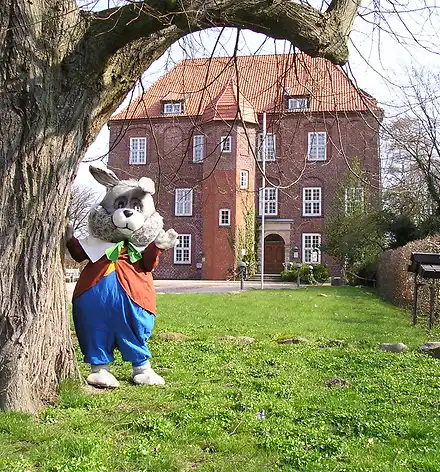 Osterhase vor Schloss Agathenburg