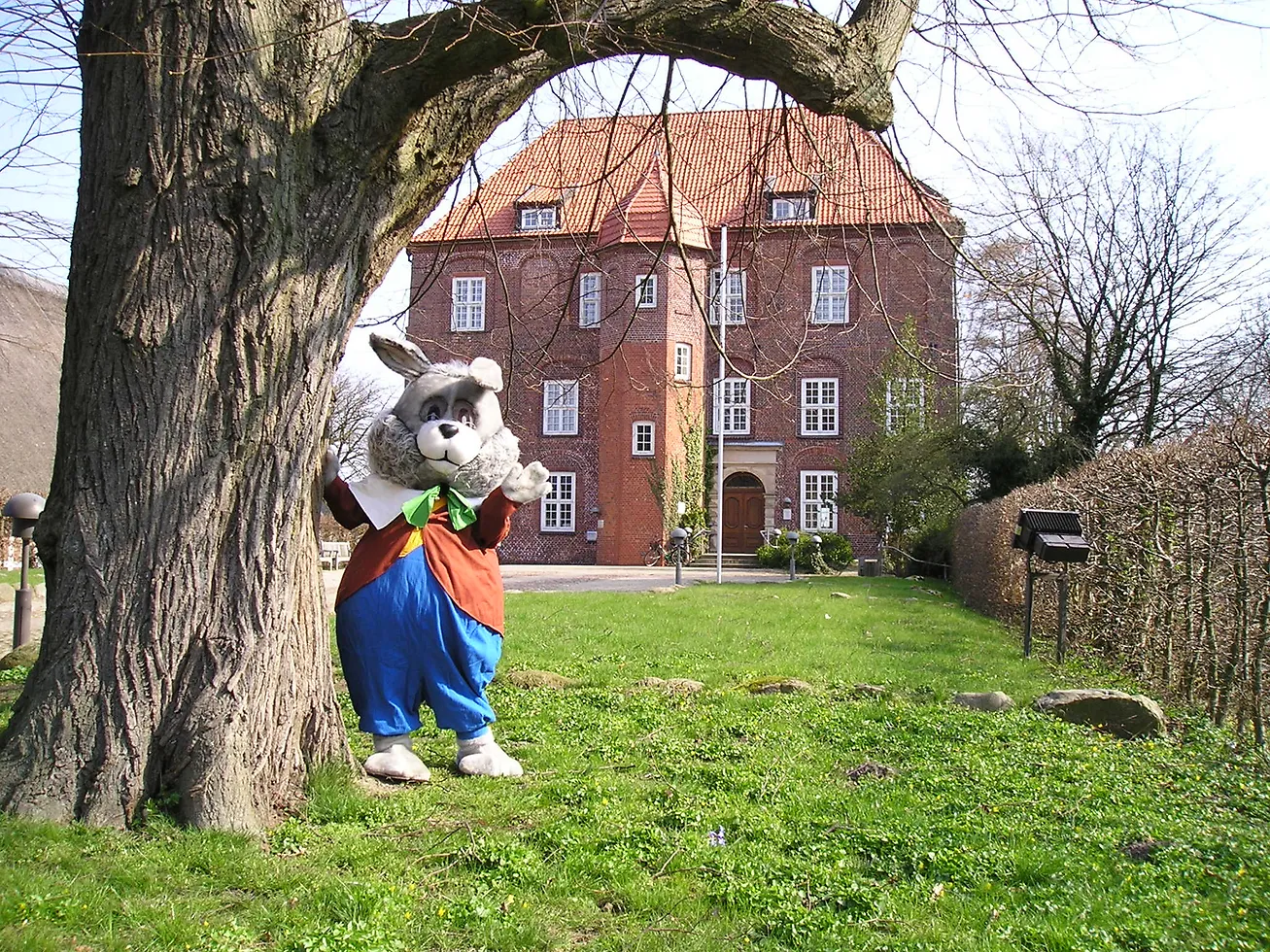 Osterhase vor Schloss