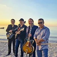 Ulf Wakenius / Paulo Morello - Brazilian Experience Quartet Gruppenbild der vier Musiker am Strand.