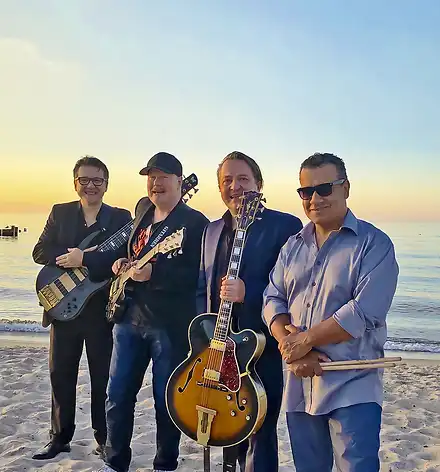 Ulf Wakenius / Paulo Morello - Brazilian Experience Quartet Gruppenbild der vier Musiker am Strand.
