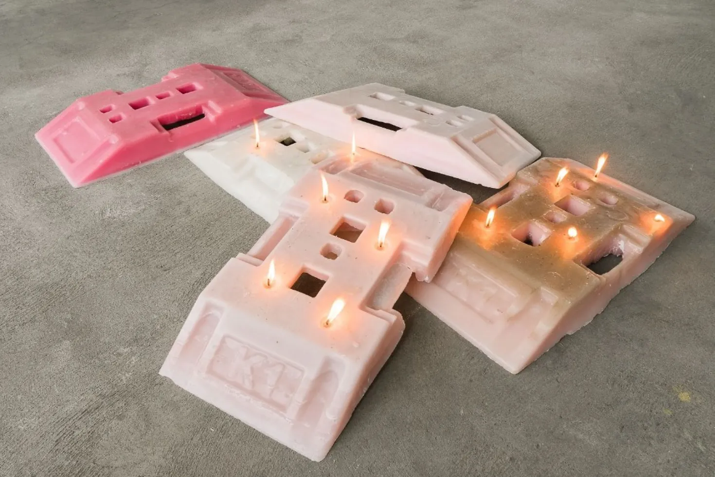 Kunstwerk aus Paraffin in Pasteltönen