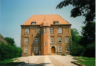 Noch etwas kahl: Das Schloss 1991, ohne Bewuchs und ohne „Walking Man“ von Jan Koblasa
