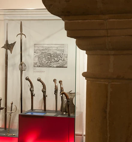 Eine Sammlung alter Waffen im Schlosskeller