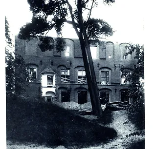 Nach dem schweren Brand 1921: Schloss Agathenburg von der Terrasse aus