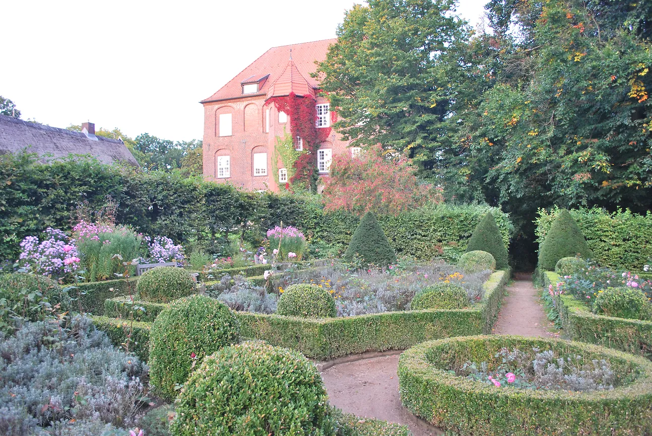 Blick aus dem herbstlichen Rosengarten aufs Schloss