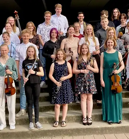 Schüler*innen mit ihren Instrumenten