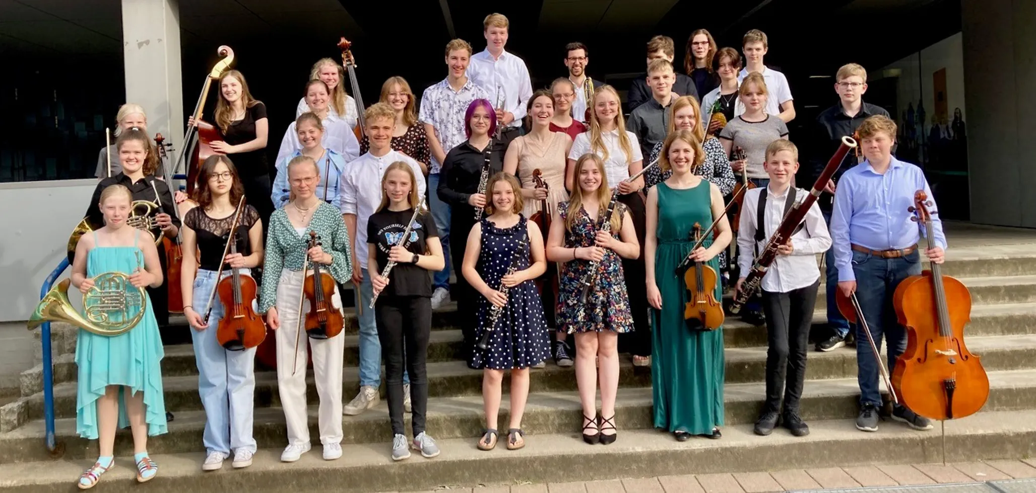 Schüler*innen mit ihren Instrumenten