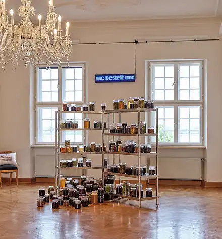 Ausstellungsansicht mit lauter Einmachgläsern