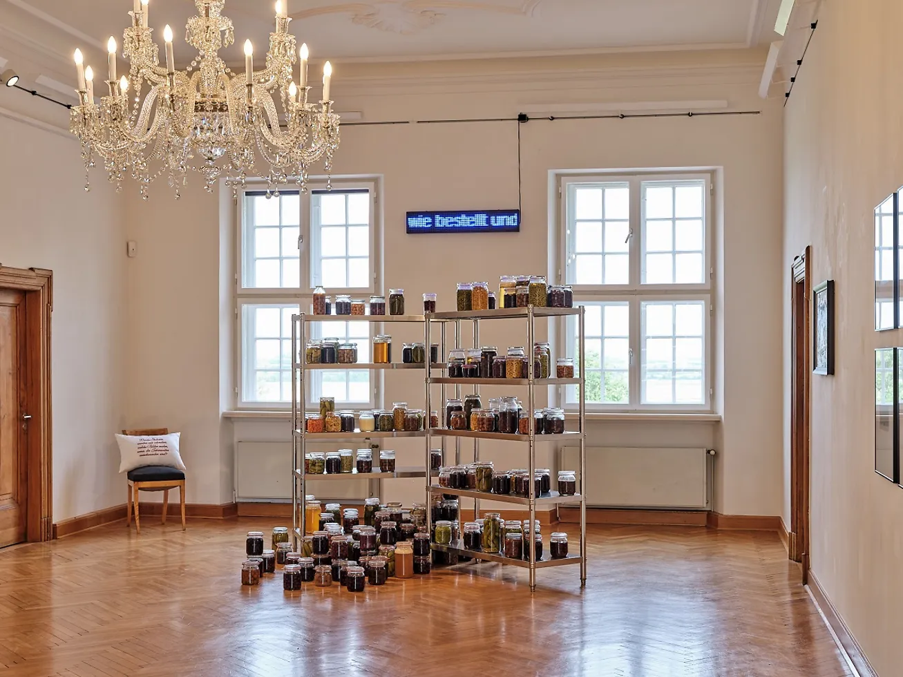 Ausstellungsansicht mit lauter Einmachgläsern