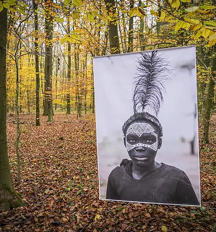 Fotoausstellung im winterlichen Schlosspark mit Porträts von Menschen aus aller Welt.