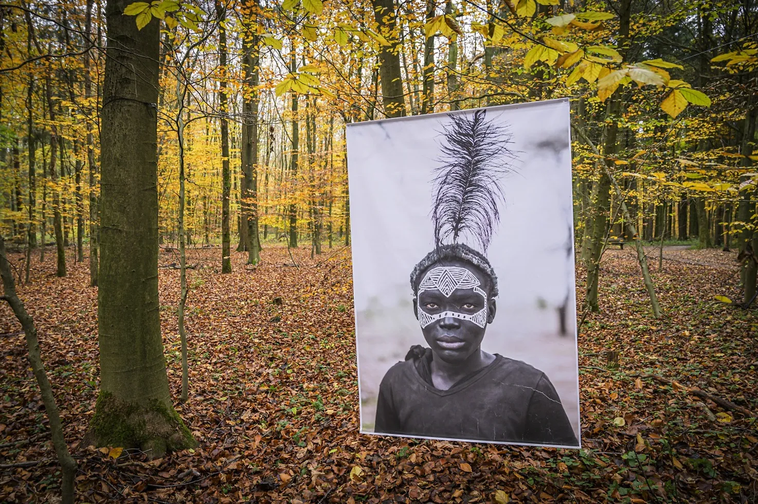 Fotoausstellung im winterlichen Schlosspark mit Porträts von Menschen aus aller Welt.