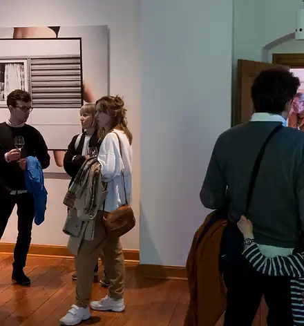 Ausstellungseröffnung Besucherinnen und Besucher bei einer Ausstellungseröffnung