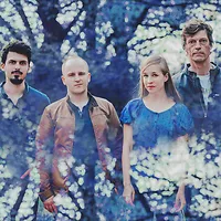 Veronika Harcsa Quartet - Shapeshifter Ein Bild der vier Musiker, drei Männer und eine Frau, mit blauen Effekten im Vorder- und Hintergrund.