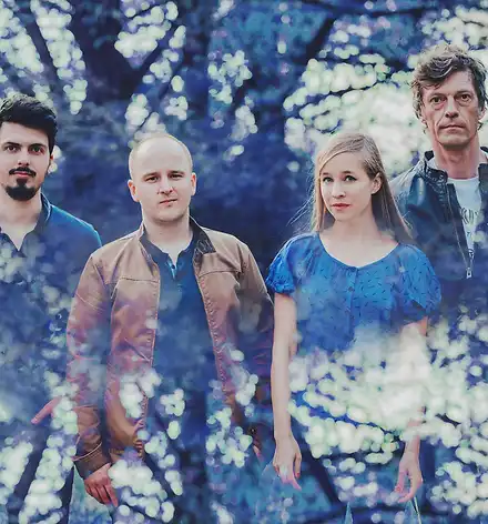Veronika Harcsa Quartet - Shapeshifter Ein Bild der vier Musiker, drei Männer und eine Frau, mit blauen Effekten im Vorder- und Hintergrund.