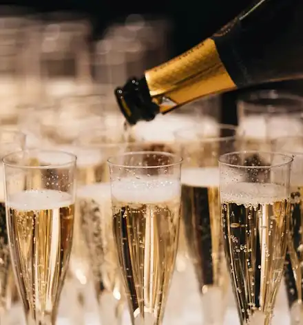 VIP-Empfang für Freunde und Klassikinteressierte Champagner-Gläser, die gerade gefüllt werden.