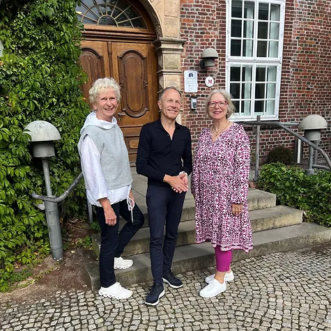 Gruppenfoto vor dem Schloss: Isabella Schmidts, Andreas Wehrle, Antje Koppenborg