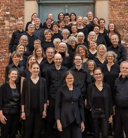 Chorkonzert mit Vox Humana Chor in schwarzer Konzertkleidung vor dem Stader Rathaus