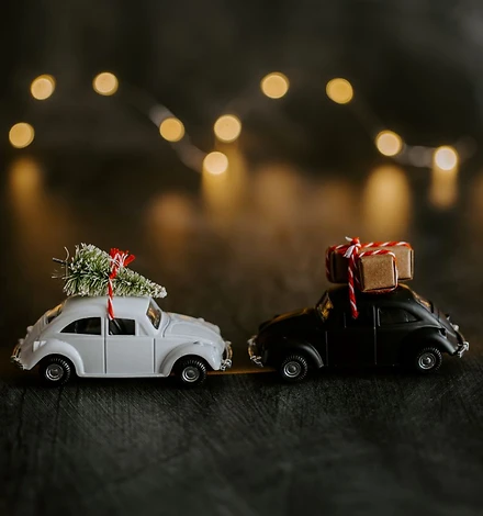 Weihnachten nach Hause Foto: Zwei weihnachtlich ausgestattete Spielzeugautos.